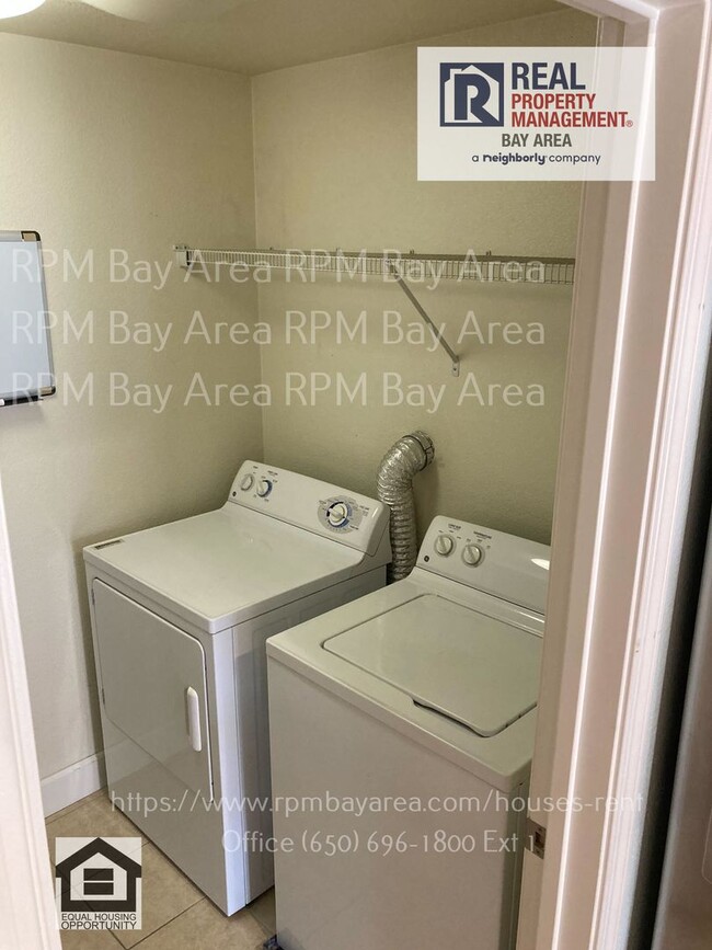 Building Photo - December Rent Special: 2 Bedroom 2.5 Bathr...