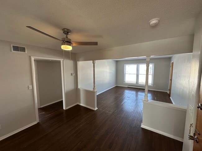 Building Photo - 2 bed 1 Bath Apartment Home located in Speedway! Wayne Township