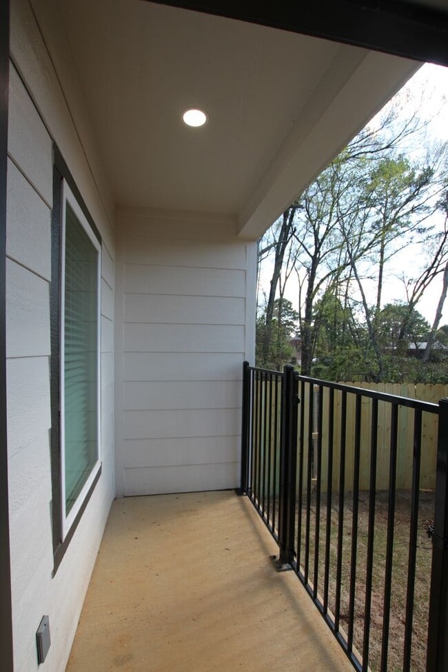 Building Photo - Stunning 2 Bed 2.5 Bath 1 Car Garage Townhome in Tyler!