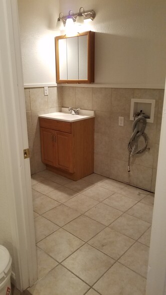 Half bath/washer dryer hookups - 1507 W 4th Pl