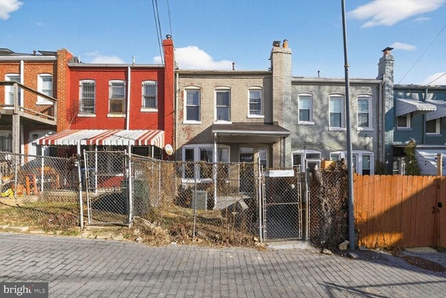 Building Photo - 1932 Summit Pl NE