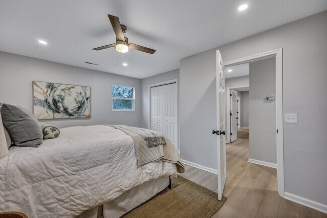 Building Photo - 828 Longbranch Dr