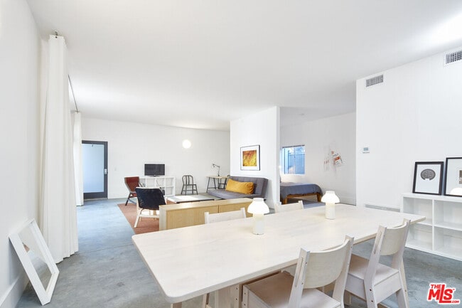 Building Photo - 558 Rose Ave