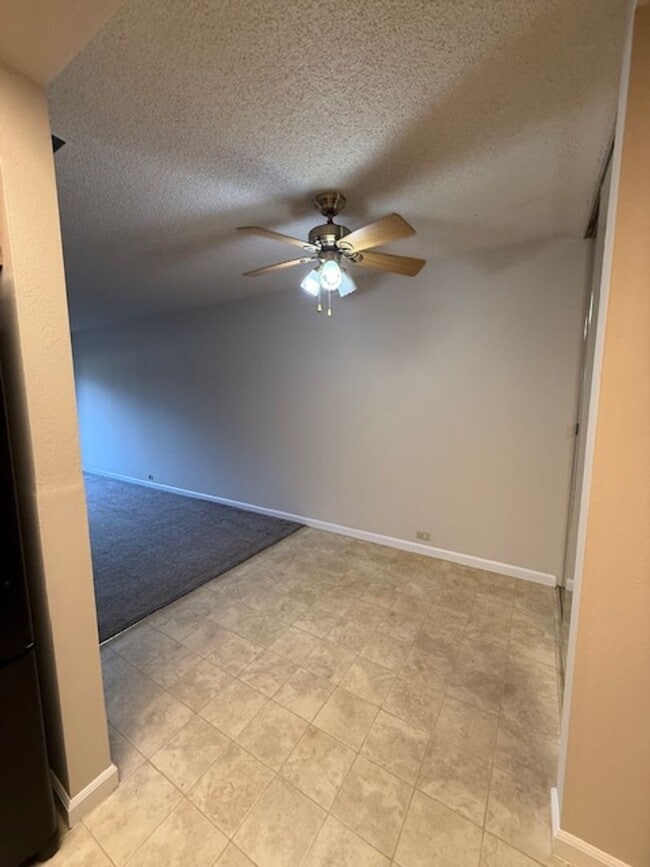 Building Photo - Rare 2 bedroom/1 bathroom Single Story Con...
