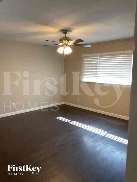 Building Photo - 4527 W Solano Dr S