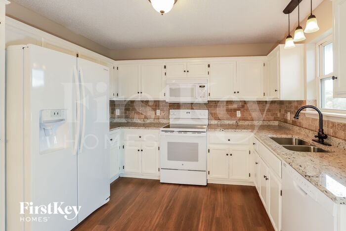 Building Photo - 18608 Primrose St