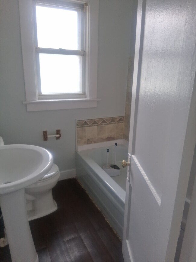 Building Photo - 1942 Barrows St