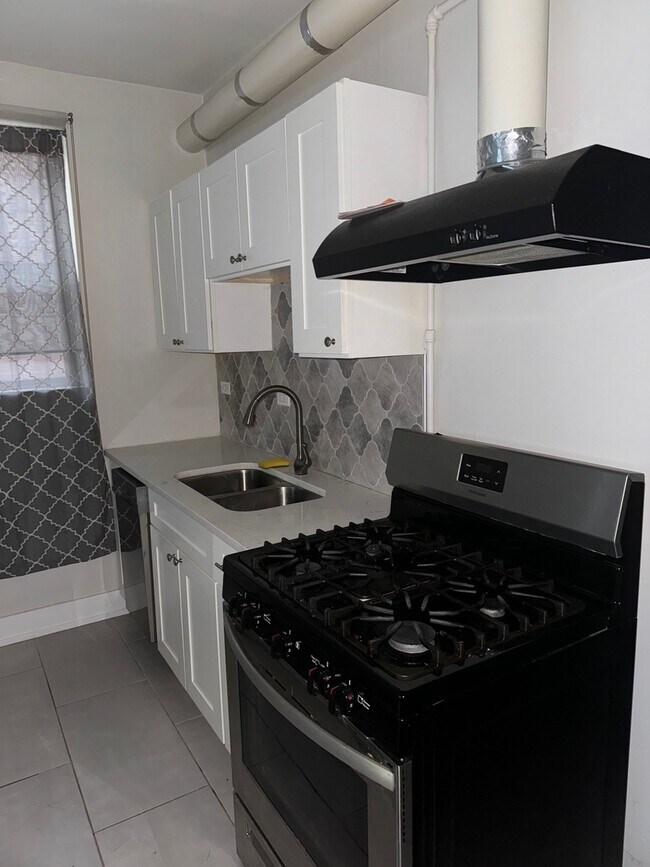 Building Photo - 64 E 46th St