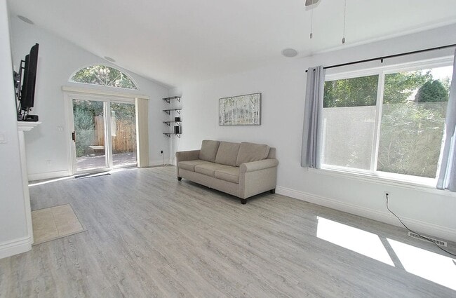 Building Photo - Charming Single-Level Home in Southeast Bo...