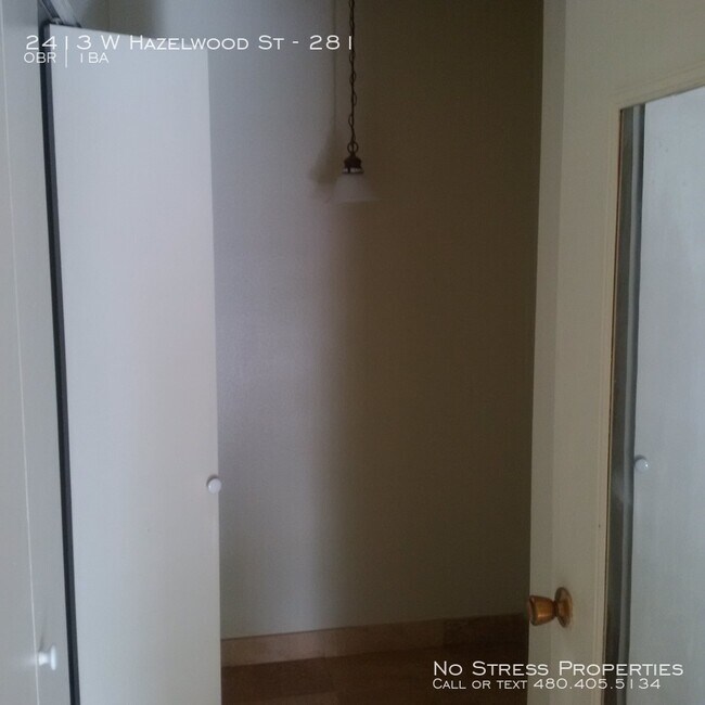 Building Photo - Studio off Camelback Rd & I17 Freeway!
