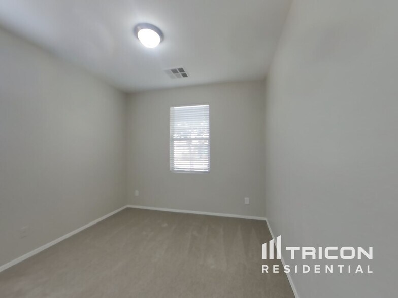 Building Photo - 4930 E Del Rio Dr