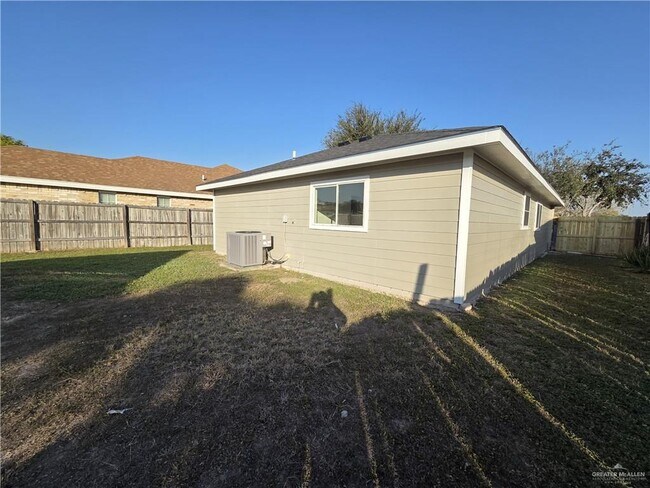 Building Photo - 15 Serg Loop