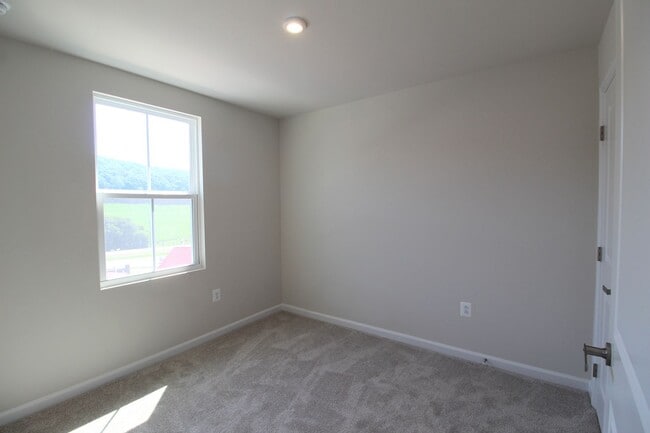 Building Photo - Never-Lived-In Luxury: Modern 3-Level Living + Garage in Orchard Ridge