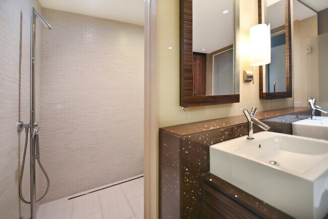 Building Photo - Waldorf Astoria 2711-City/Mtn views from t...