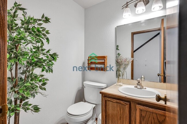 Building Photo - 3 BED & 1.5 BATH FOR RENT