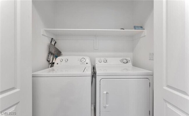 Building Photo - 47 E Agate Ave