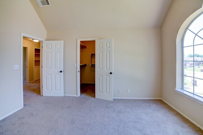 Building Photo - Beautiful home across from Jenks Middle School