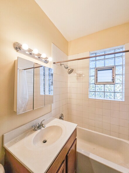 Building Photo - 4719 W Belmont Ave