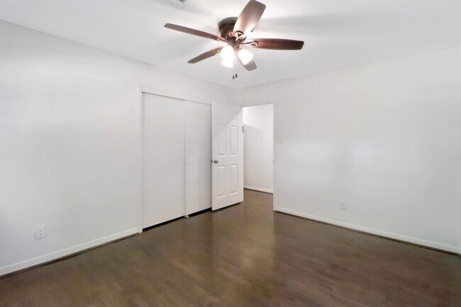 Building Photo - 5602 Sylmar Rd