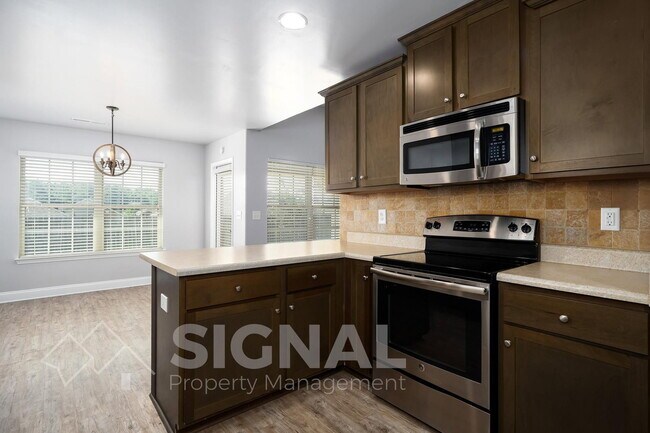 Building Photo - 473 River Crest Dr N