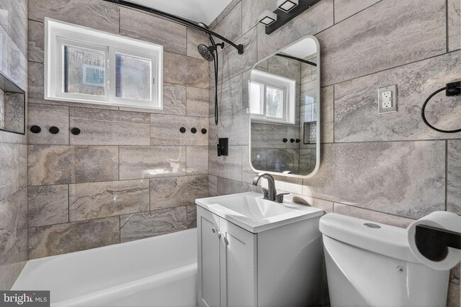 Building Photo - 146 Joliet St