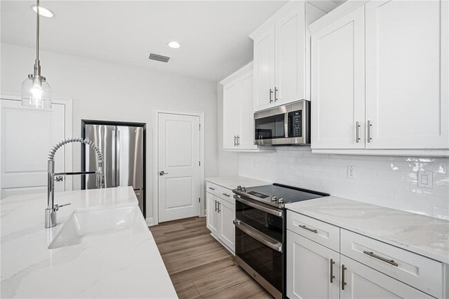 Building Photo - 2409 W Fig St