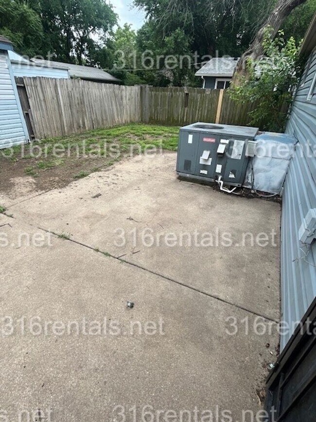 Building Photo - $1025 - 3 bedroom / 1.5 bathroom - Single ...
