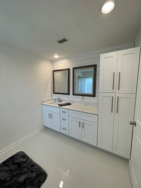 Building Photo - 10923 Birch Dr