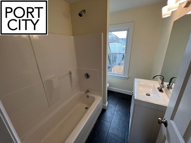 Building Photo - No Broker Fee - South Boston 4 bed availab...