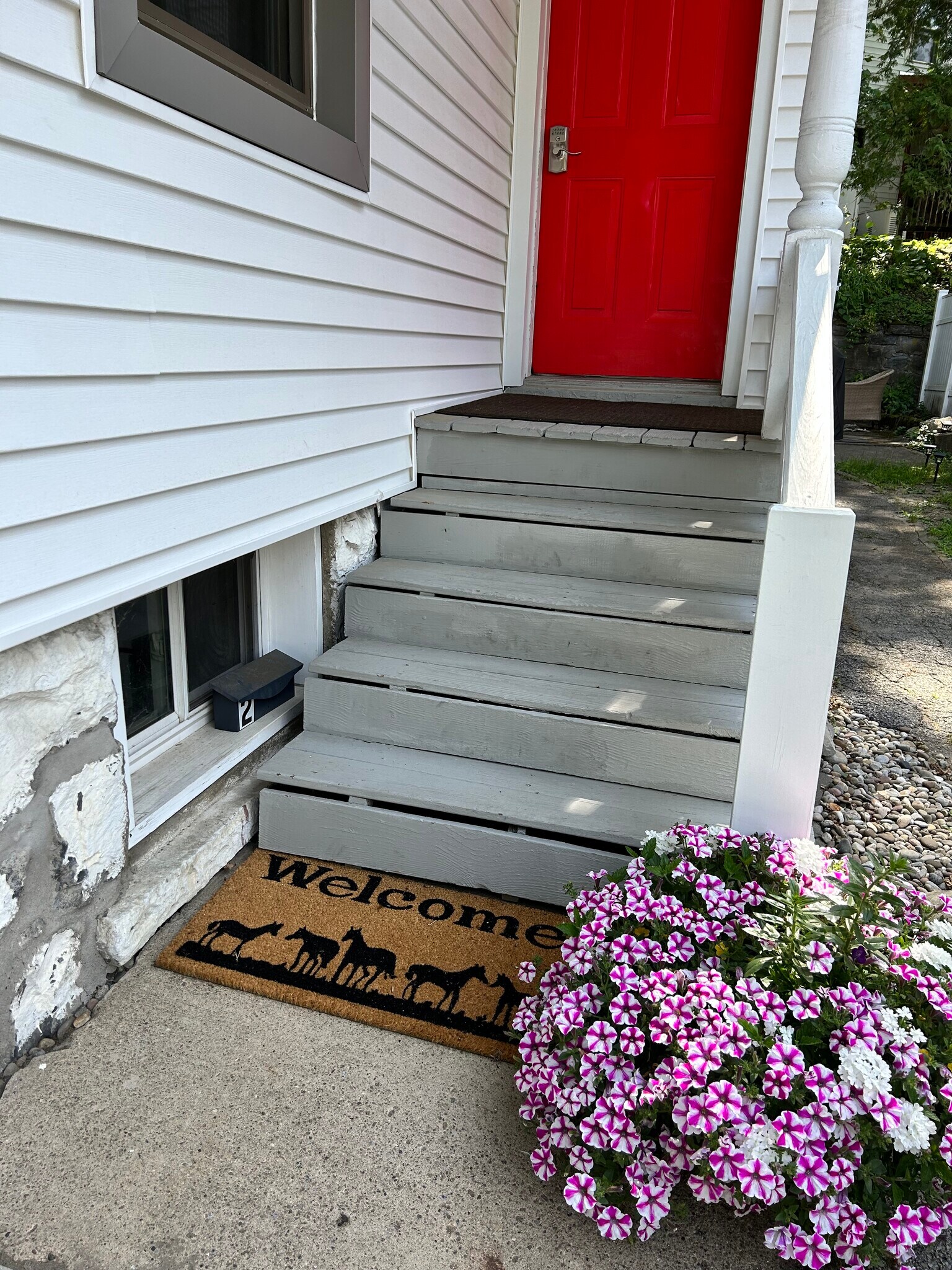 Private Entrance - 212 Circular St