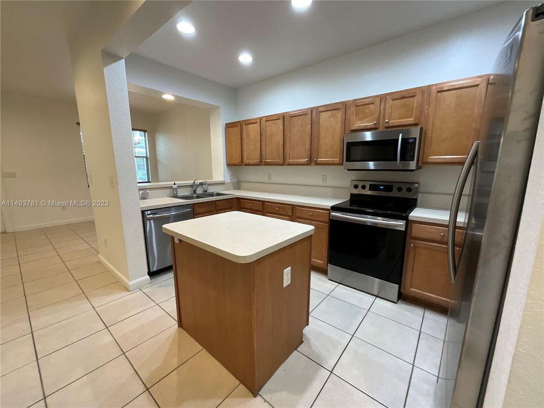 Building Photo - 1727 San Benito Way