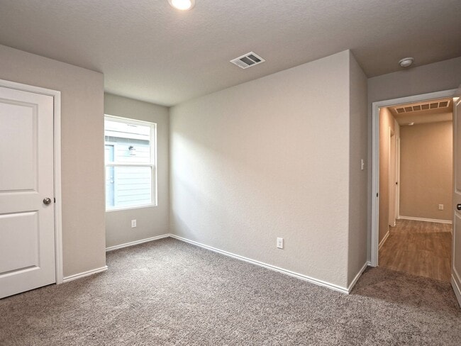 Building Photo - BEAUTIFUL 4BR/2BA - 1627 SF - WATERWHEEL!