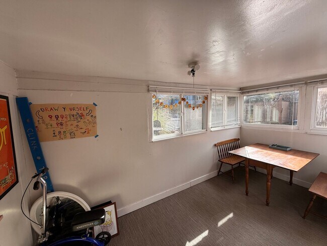 Building Photo - PRELEASING: 4 bdrm/1bath Sunny York Neighborhood home!
