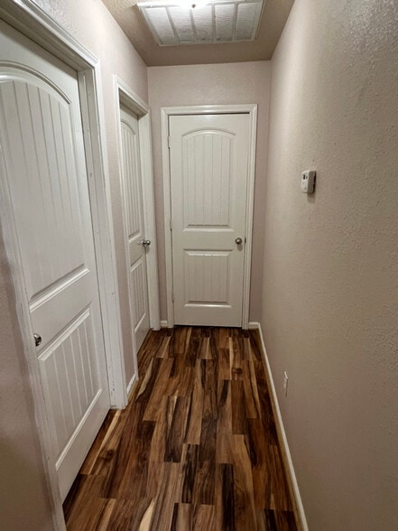 Building Photo - 19990 Ravenwood Dr