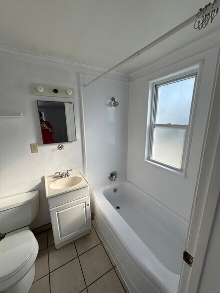 Building Photo - 142 Cayuta St