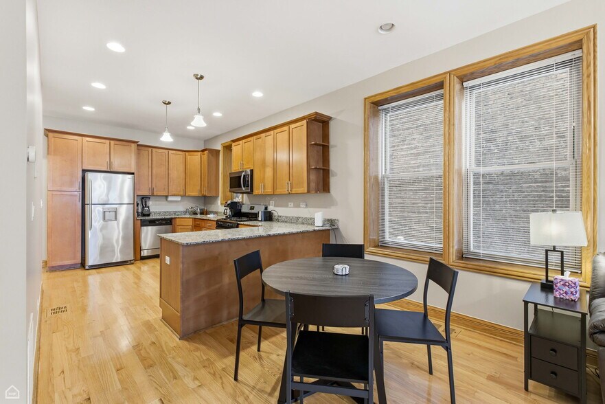 Building Photo - 1353 S California Ave