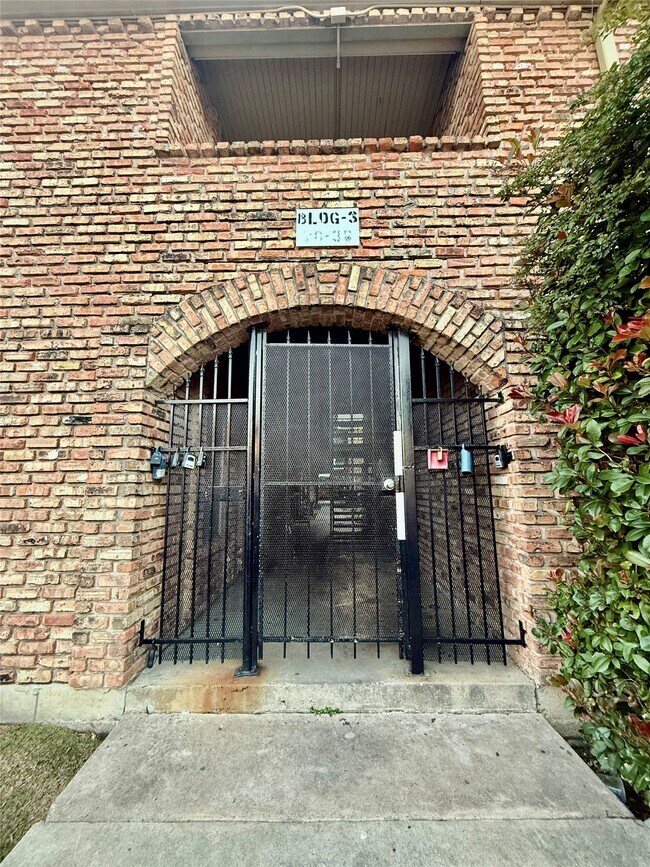 Building Photo - 6401 Skyline Dr