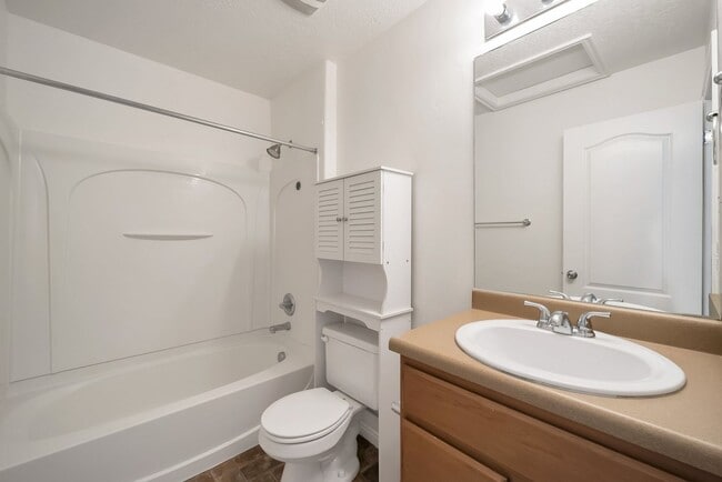 Building Photo - Awesome Townhome in Iverness Square in Murray