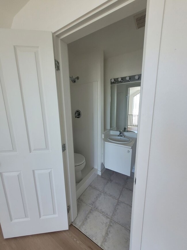 Building Photo - Updated Two Bedroom, Walk to Waterfront