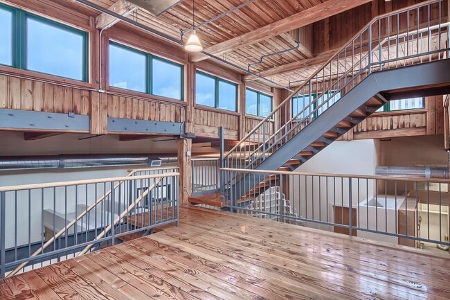 Building Photo - Huge Luxury 2 Story Condo with Private Rooftop Deck!