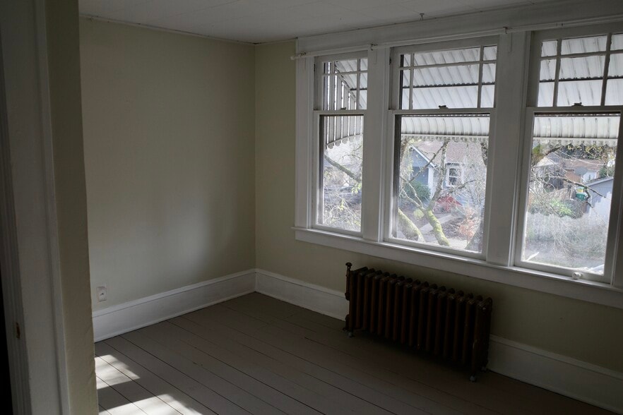 Bedroom #4 - less than 10ft by 11ft - 8607 SE Morrison St