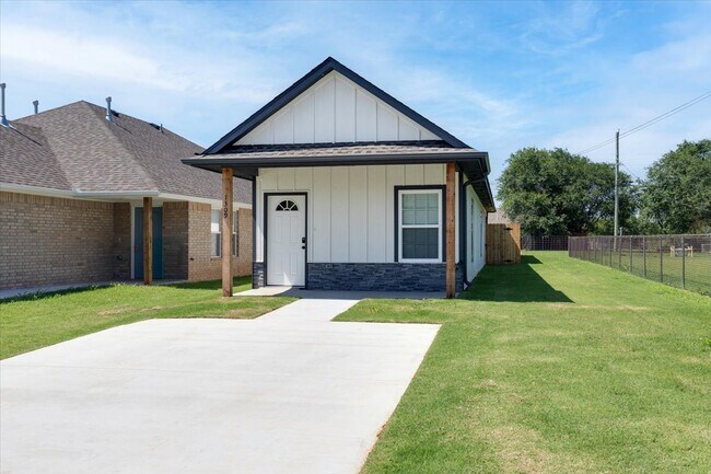 Primary Photo - 2107 SW McKinley Ave
