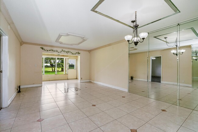 Building Photo - 1010 Country Club Dr