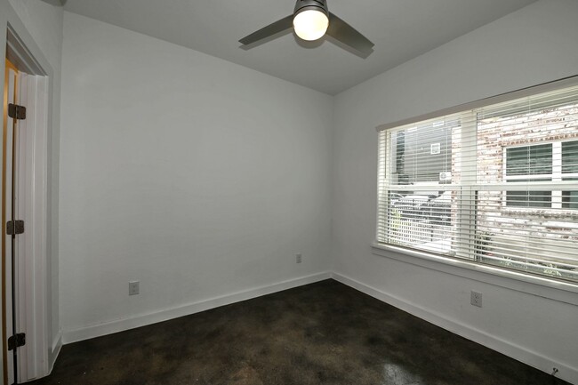 Building Photo - Beautiful 3 beds- 3.5 Condo in San Antonio Tx