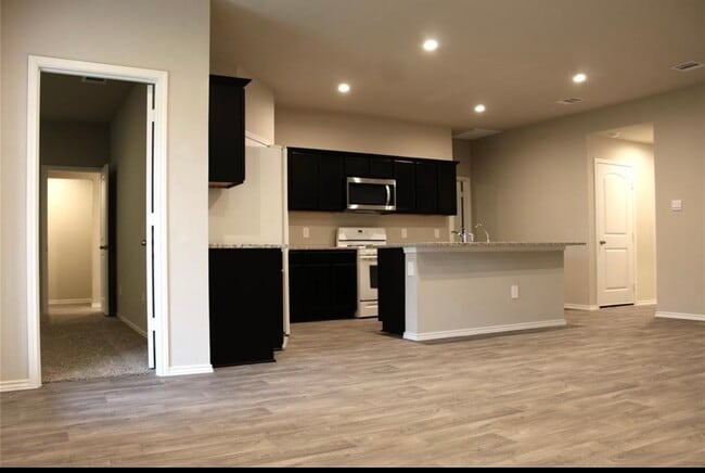 Building Photo - 40643 Creekside Blf Trl