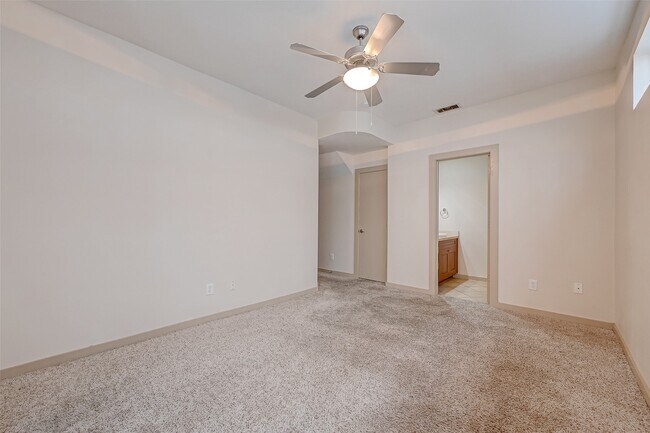 Building Photo - 5315 Lillian St