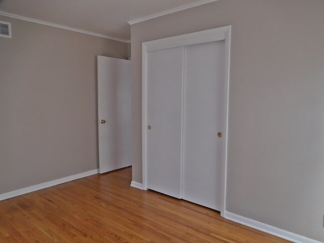 Building Photo - 3 Bed, 1.5 Bath Fenced Pets Allowed