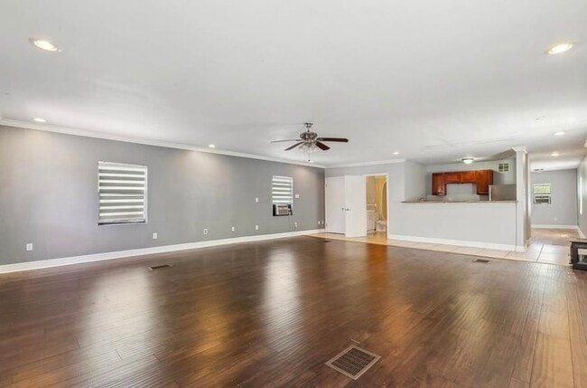 Building Photo - 2135 Mirabeau Ave