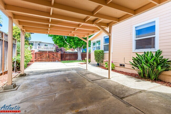 Building Photo - Lovely Seacliff Home | Desirable Location