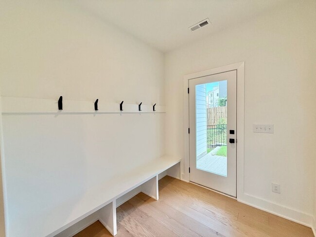 Building Photo - Luxurious New Construction 4BD, 4BA Downto...